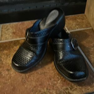 Womens Clarks Artisan Clogs Size 7M Black Basketweave Imprinted Leather